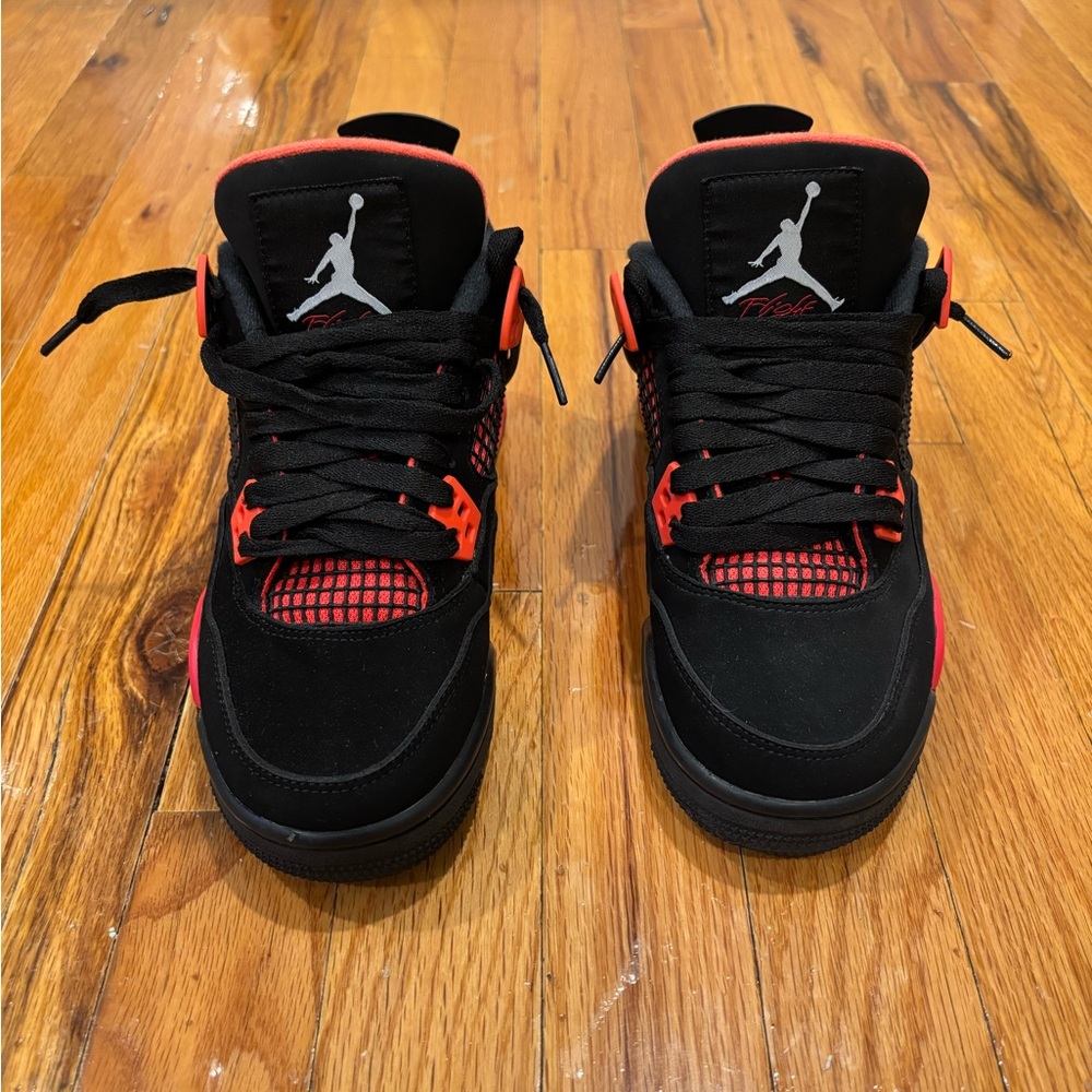 Jordan 4 Red Thunders Size 4.5y in kids and 5.5 in women